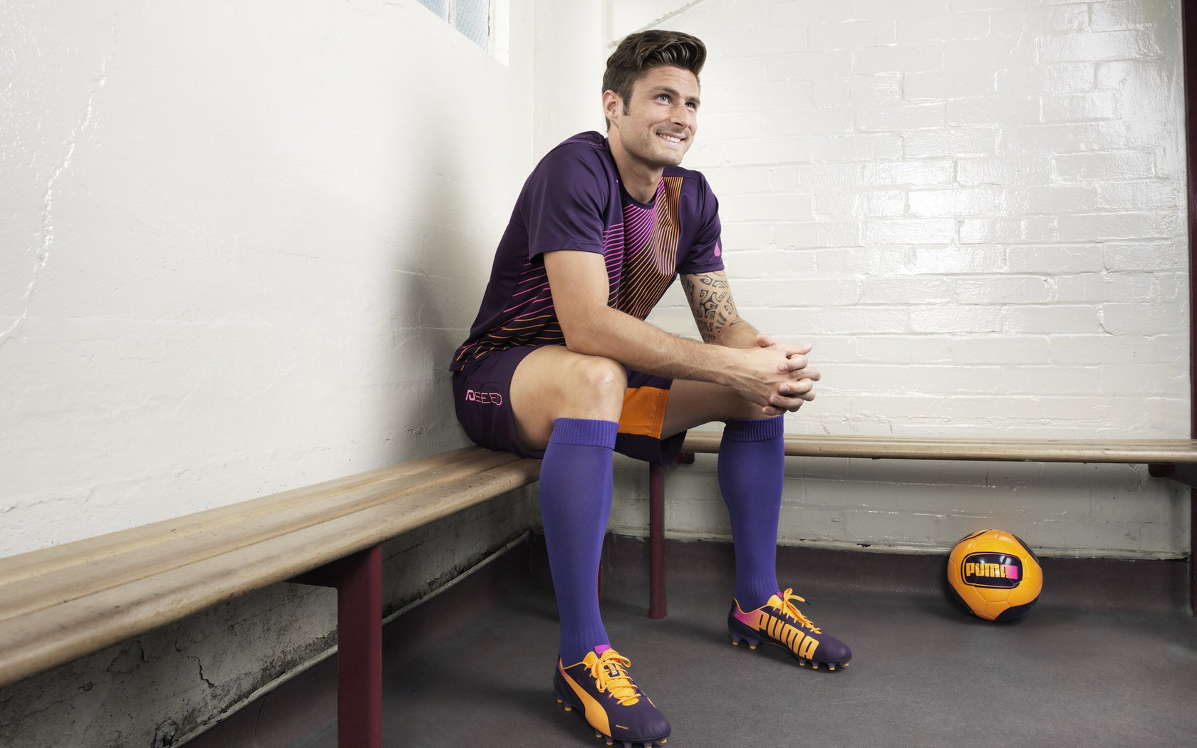 乐鱼电竞在线平台登录入口-富勒姆锋线配合默契，白百合冲击保级区，富勒姆对伯明瀚