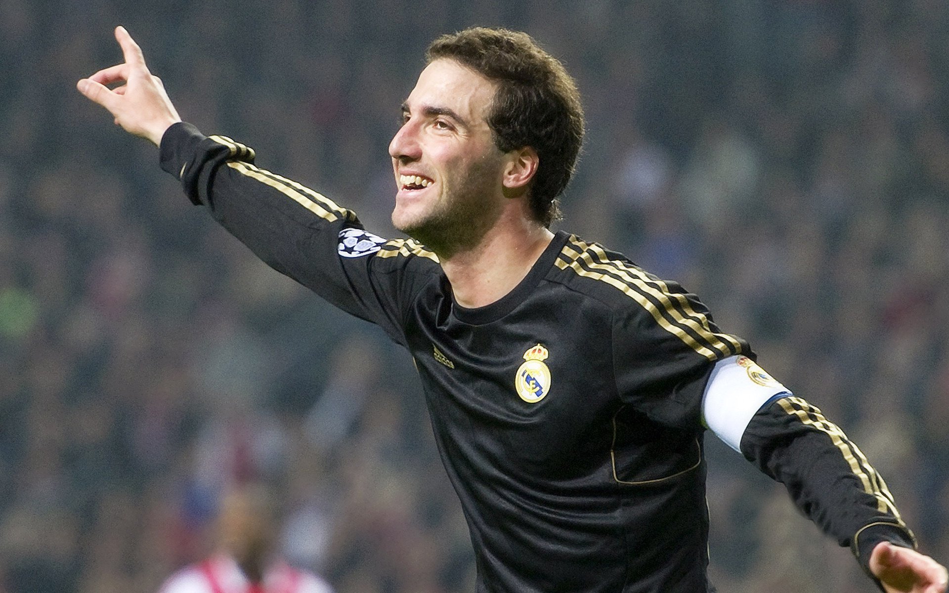 中甲球队设置互动日活动拉近与球迷之间的距离，足球比赛中甲