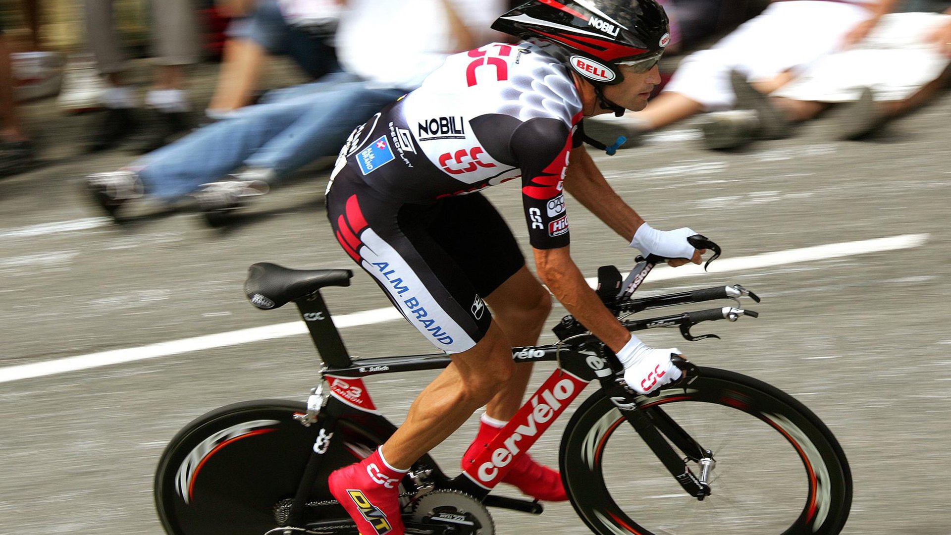 库里逆天远投:每一粒三分都成为比赛的转折点!,库里投超远三分视频